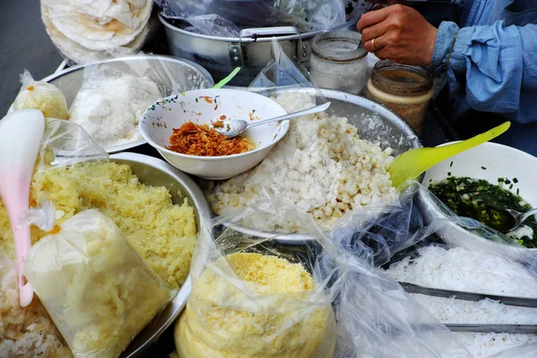Comida de rua vietnamita milho pegajoso, barato e delicioso para bre — Fotografia de Stock
