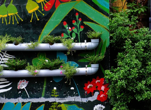 Macetas de tuberías de agua en la pared con pintura de colores —  Fotos de Stock