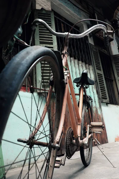 놀라운 닫기 올라 늙은 자전거 앞 의 빈티지 집 에 빈티지 t — 스톡 사진