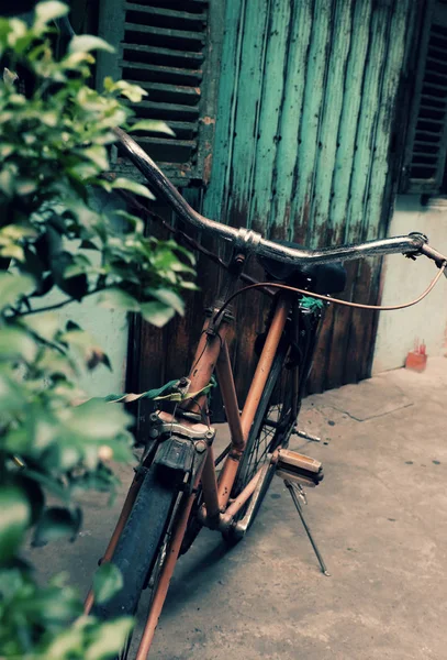 Incrível close up velha bicicleta frente da casa antiga em t vintage — Fotografia de Stock