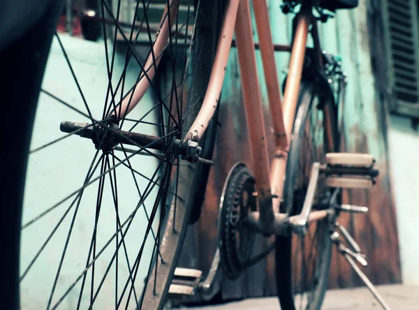 Geweldige close-up oude fiets voor antiek huis in Vintage t — Stockfoto