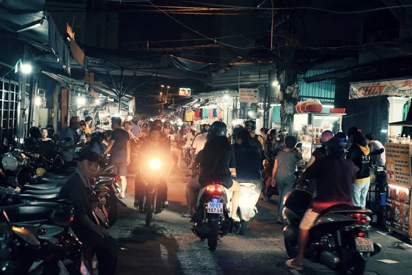 Insanlar motorbi tarafından dışarı çıkmak gıda sokakta hareketli bir atmosfer — Stok fotoğraf