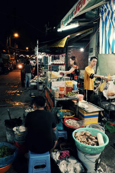 Yemek stree de açık restoran gece yeme diners — Stok fotoğraf