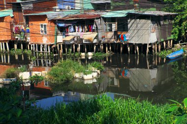 Ca kirli su üzerinde geçici ev ve güvensiz yaşam Grubu