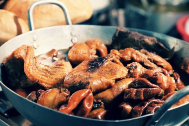 gece gıda sokak pazarında sepeti üzerinde domuz offal ekmek