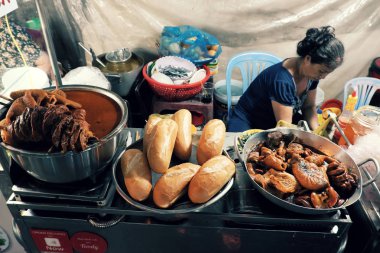 gece gıda sokak pazarında sepeti üzerinde domuz offal ekmek
