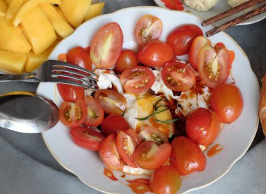 Üst görünüm olmayan et yemek tepsisi, ekmek, domates, patates, yumurta, mango,