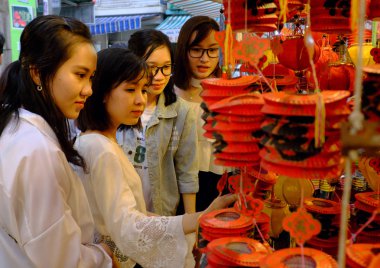 Vietnamlı güzel genç kızlar n arkadaşları ile eğlenceli zaman var