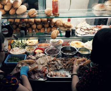 Vietnamlı kadın gece sokak gıda sepeti vietnam ekmeği satmak