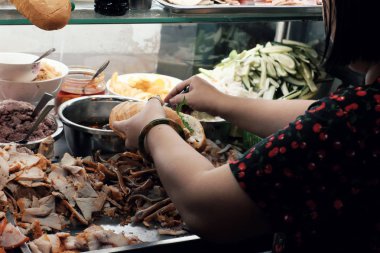 Vietnamlı kadın gece sokak gıda sepeti vietnam ekmeği satmak
