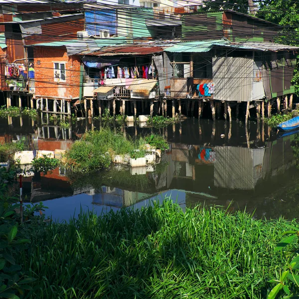 Grupo de casa temporária e vida insegura em águas poluídas de ca — Fotografia de Stock