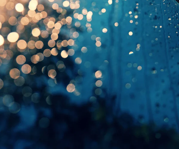 Rain drop on window, traffic light at night make bokeh — Stock Photo, Image