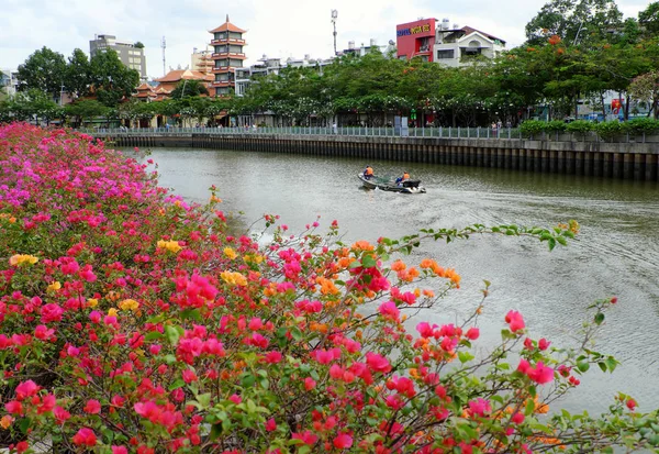 在胡志明市，船上的两名环卫工人在运河上移动 — 图库照片