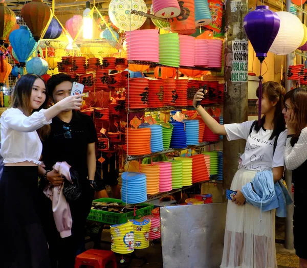 Vietnamlı güzel genç kızlar n arkadaşları ile eğlenceli zaman var — Stok fotoğraf