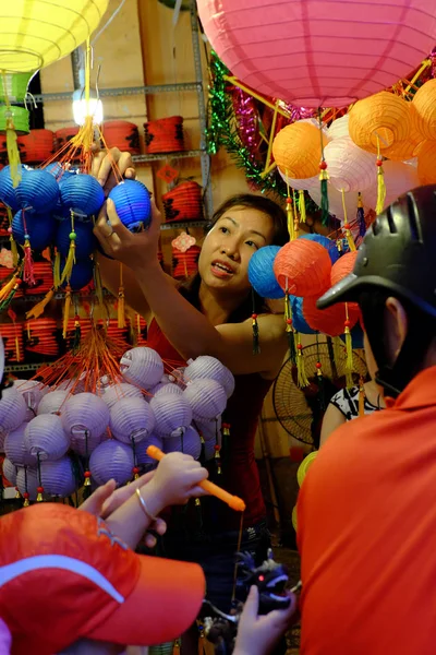 Famille vietnamienne sur moto shopping mi-automne jouet la nuit — Photo