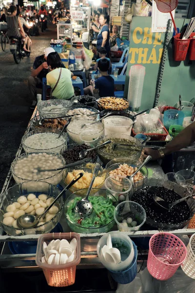 Mulher vietnamita fazendo mingau de aveia doce no carrinho na rua comida da noite — Fotografia de Stock