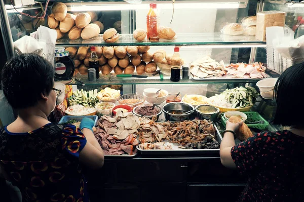 Vietnamesisk kvinna säljer Vietnam bröd på vagn på Night Street mat — Stockfoto
