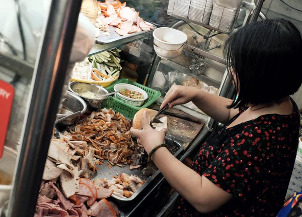 Mulher vietnamita vender pão Vietnã no carrinho à noite comida de rua — Fotografia de Stock