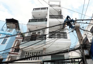 Vietnamlı elektrik işçisi rep elektrik sonrası yüksek tırmanmaya