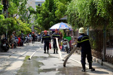 Vietnam itfaiyeci yangın söndürme eğitimi bitirmek ve t bırakın