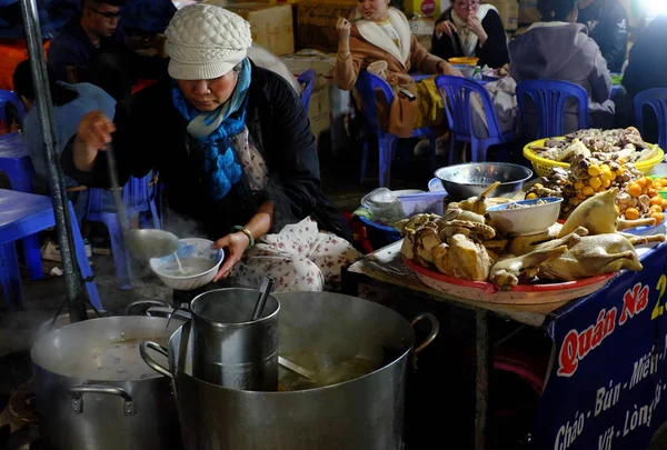 Diners comer mingau de frango no restaurante ao ar livre em Da Lat nigh — Fotografia de Stock