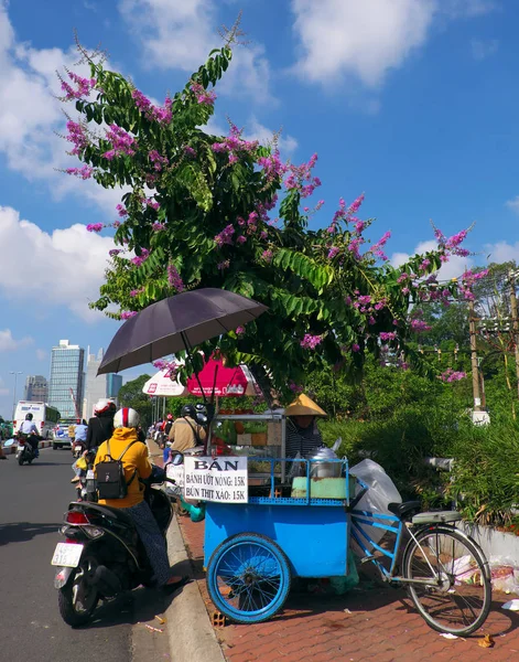 Vendedor de rua vender café da manhã no carrinho de comida azul, fast food móvel — Fotografia de Stock