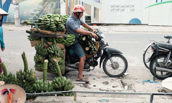 Homem vietnamita transporte muitos banana monte de moto — Fotografia de Stock