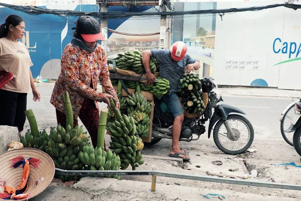 Vietnamita hombre transporte muchos plátano manojo en moto — Foto de Stock