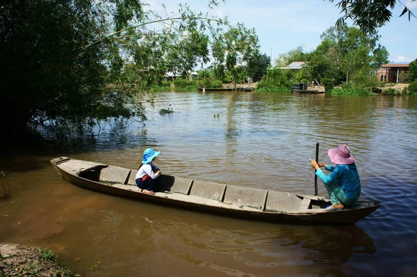 Vietnamlı kadın taşıma küçük kız ahşap bo ile okula gitmek