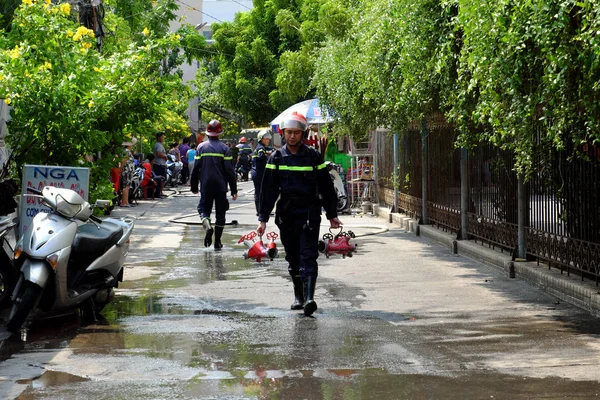 Vietnamese firefighter finish fire fighting training and leave t — Stock Photo, Image