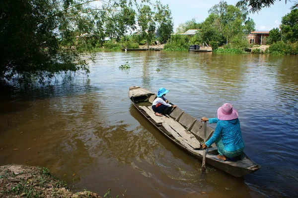 Vietnamesisk kvinna transport liten flicka gå till skolan av trä bo — Stockfoto