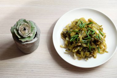 ekşi hardal veya ekşi sebze kızartılmış pişirme yağı ve soğan