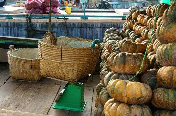 Trasporto barche in legno molte zucche gialle, Cai Rang galleggiante ma — Foto Stock