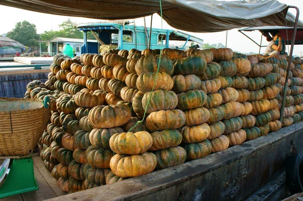 Wooden boat transport many yellow pumpkins, Cai Rang floating ma — Stock Photo, Image