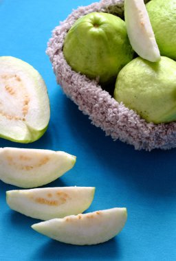 mavi arka plan, zengin c vitamini, fibe dilimlenmiş guava meyve