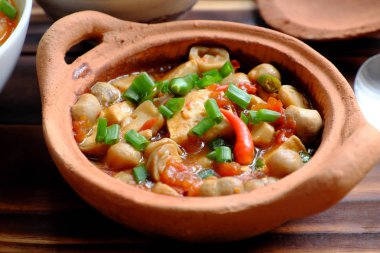tofu, terra cotta tencerede soya sosu ile mantar aşçı