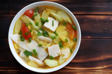 domates, ananas, bambu ateş ve tofu, m sebze çorbası