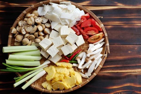 Transformation des aliments pour repas végétarien, légumes, tomate, ananas — Photo