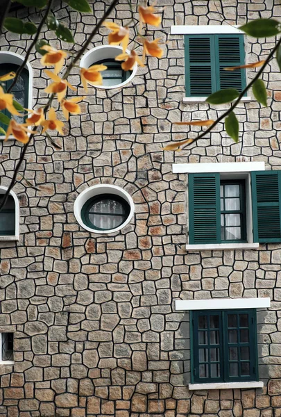 Architettura francese di antica casa in pietra con vittoria verde in legno — Foto Stock