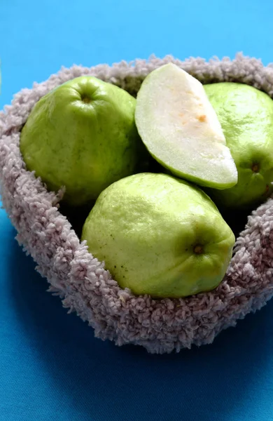 Plody guavy s plátky na modrém pozadí, bohatý vitamín c, Fibe — Stock fotografie