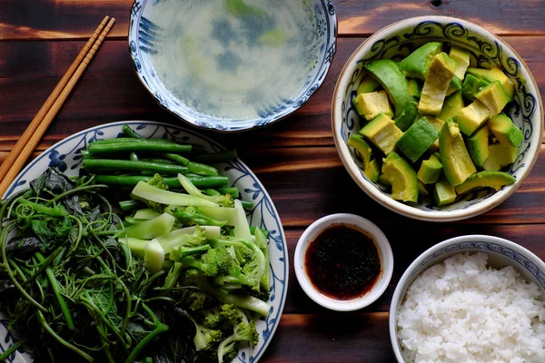 Top view comida vegetariana, verduras hervidas salsa de soja y arroz —  Fotos de Stock