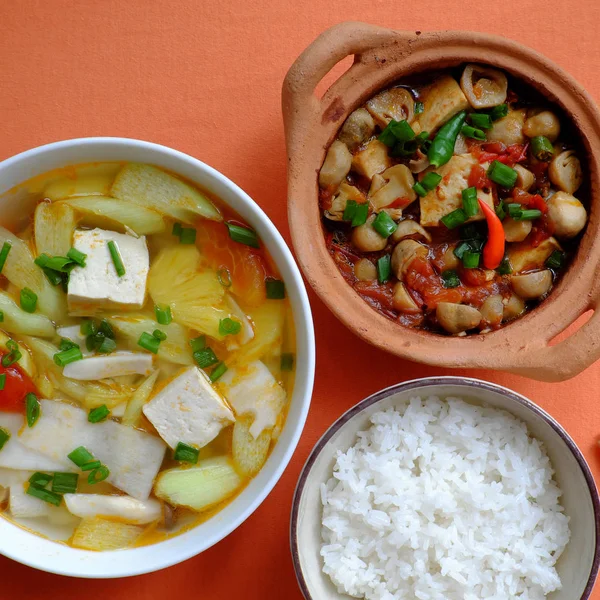 Groentesoep, tofu, champignon kok met saus — Stockfoto