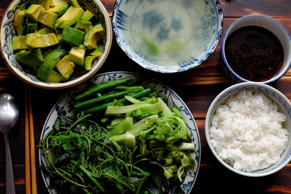 Top view comida vegetariana, verduras hervidas salsa de soja y arroz —  Fotos de Stock