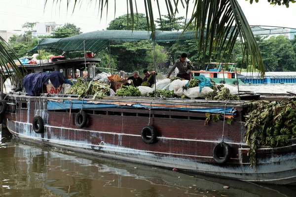 Вьетнамцы перевозят бананы в город Хо Чи Мин на лодке — стоковое фото
