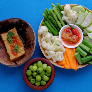 üst görünüm tepsi gıda, haşlanmış sebze, tofu, mavi backgr pirinç