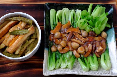 veganlar için vejetaryen yemek, mantar ile bok choy sos