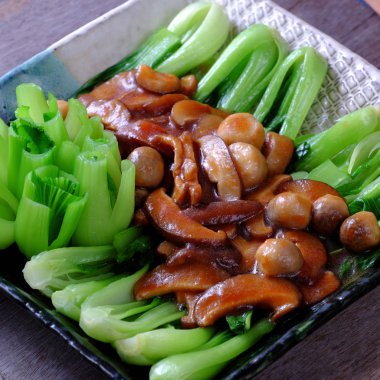 veganlar için vejetaryen yemek, mantar ile bok choy sos