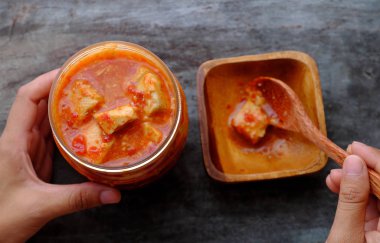 kırmızı biber ile fermente tofu sarı tofu peyniri