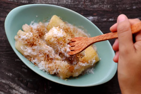 Menutup ubi kayu dengan santan kelapa, wijen — Stok Foto