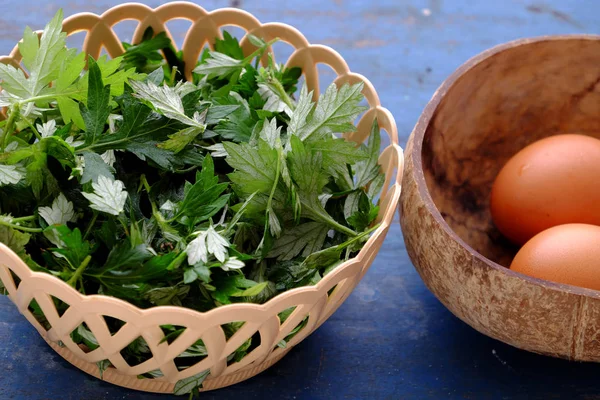 Materie prime uovo fritto con foglie di artemisia — Foto Stock